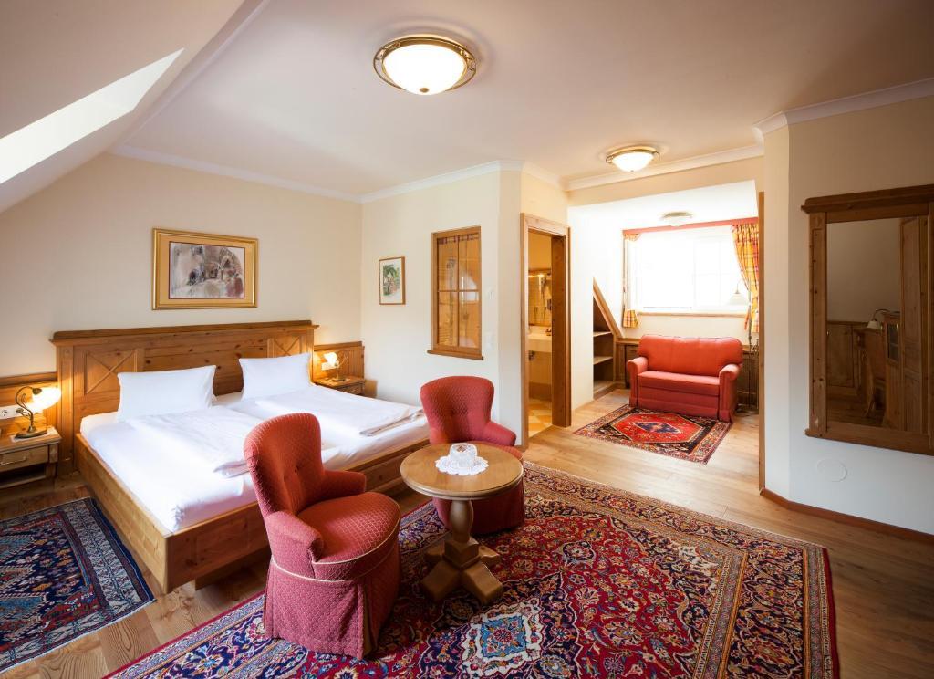 Hotel-Restaurant Kirchenwirt Weissenkirchen in der Wachau Room photo