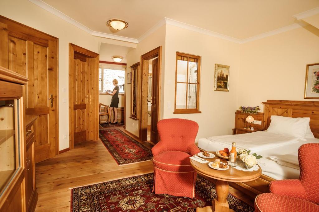 Hotel-Restaurant Kirchenwirt Weissenkirchen in der Wachau Room photo